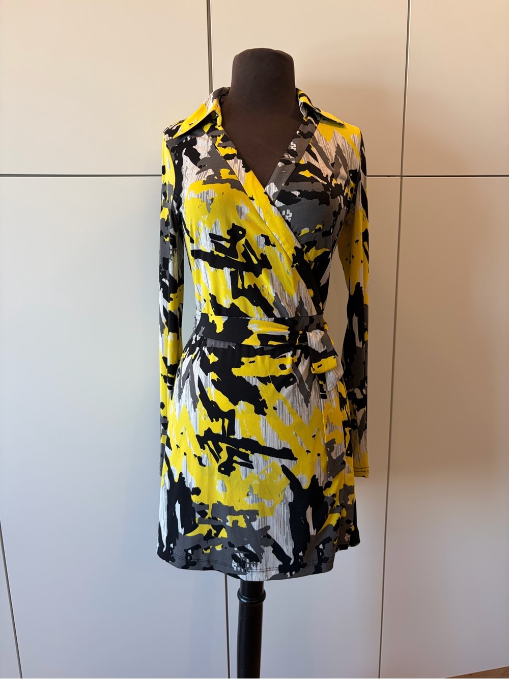 BCBGMAXAZRIA Abstract Wrap Dress Yellow Grey Black Long Sleeve Mini.